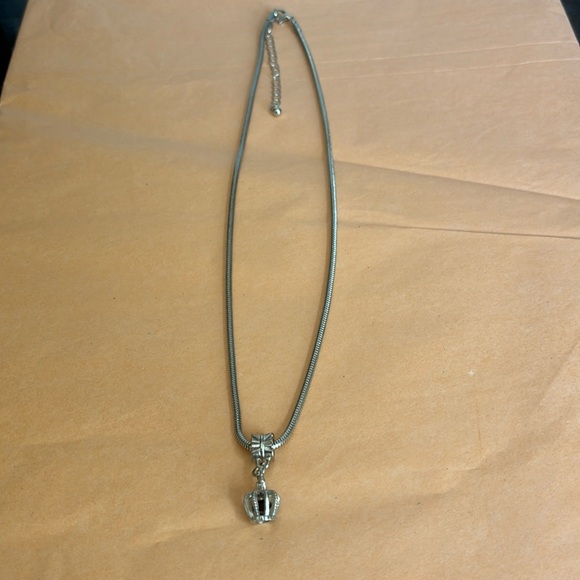 Silver tone necklace with crown pendant and lobster claw clasp - Picture 1 of 4